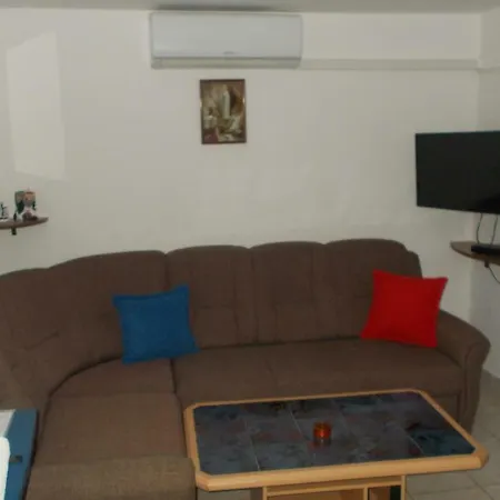 Holiday home Kuca Na Otocicu Radelj
